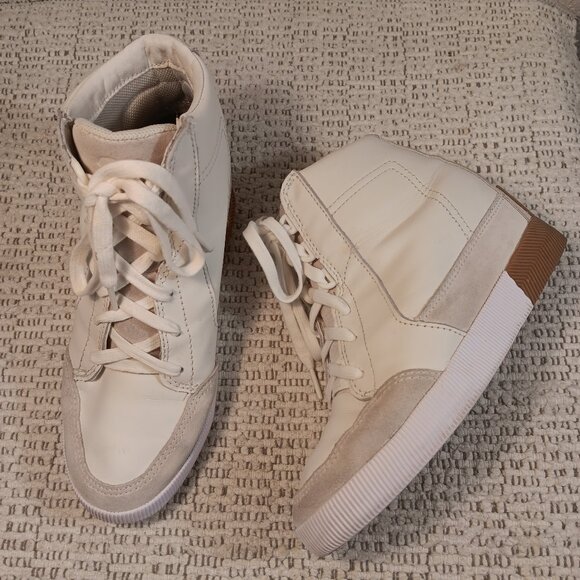 Sorel women's 'Out n About' white leather hidden wedge heel sneaker booties sz 7 - Picture 1 of 11